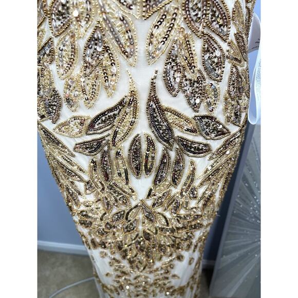 Mac Duggal Embellished Leaf Sequin Maxi Gown in Nude Gold Size 6 - Picture 6 of 10